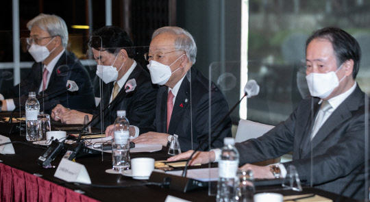 손경식(왼쪽 세번째) 한국경영자총협회장이 8일 서울 중구 웨스틴 조선호텔에서 열린 도미타 고지(맨 오른쪽) 주한일본대사 초청 경총 회장단 간담회에서 인사말을 하고 있다.    박동욱기자 fufus@